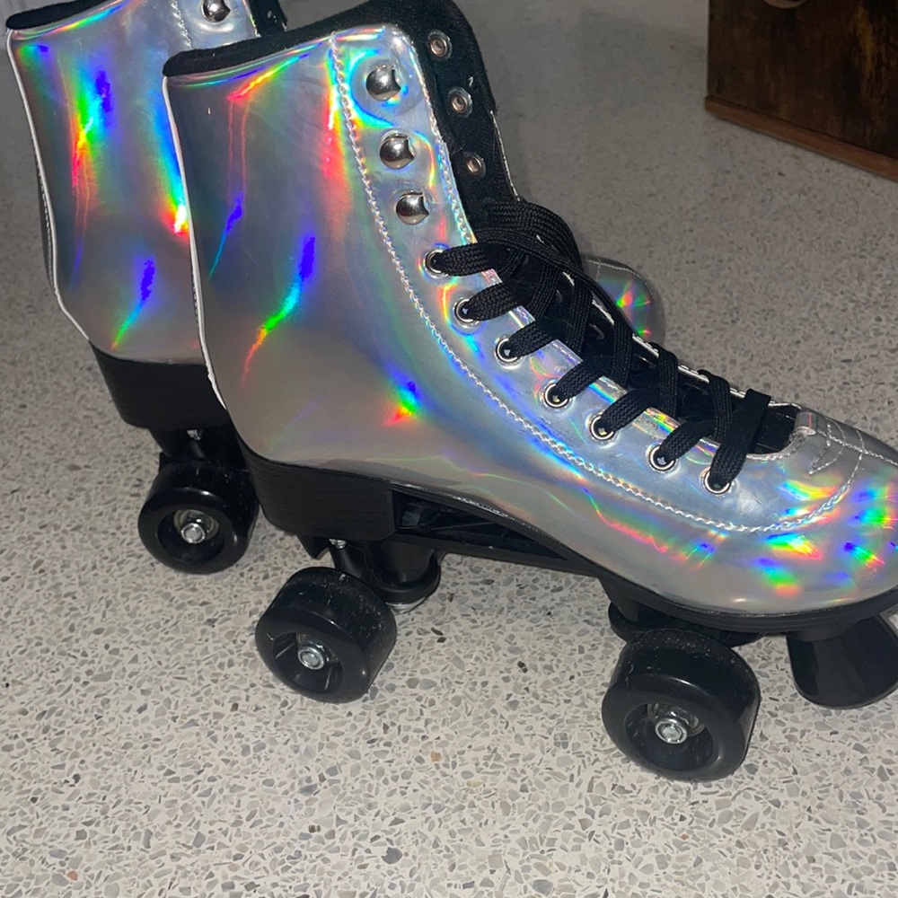ROLLER SKATES